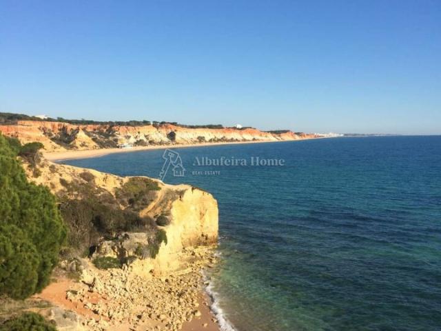 Apartamentos T2 com vista mar, garagem e piscina a 700 m da Praia de Olhos De Água