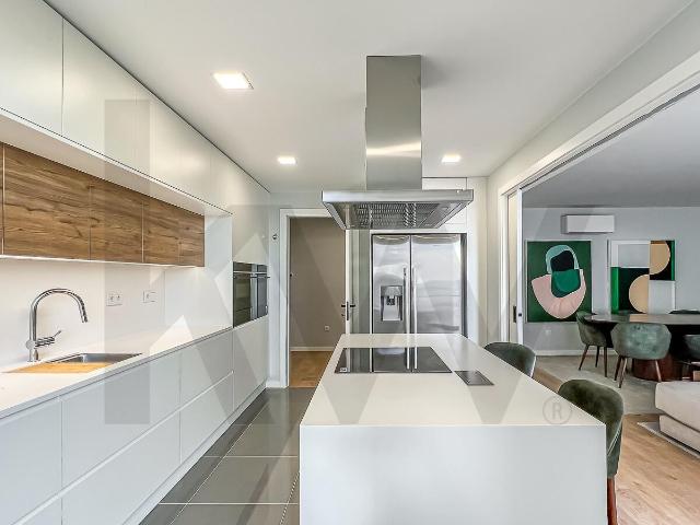 Apartamentos T3 com 2 suites, 2 parqueamentos e arrecadação Carnaxide