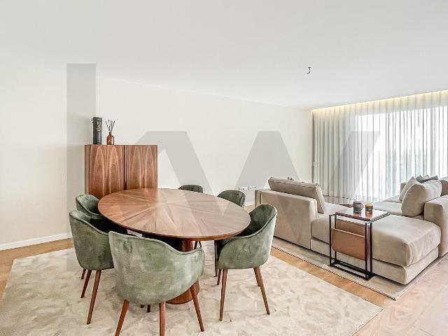 Apartamentos T3 com 2 suites, 2 parqueamentos e arrecadação Carnaxide