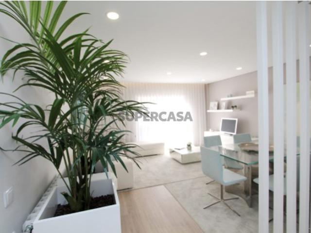 Apartamentos T3 a estrear com parqueamento em construção, na Urbanização Casas do Lago, Amadora