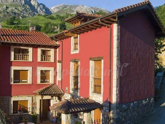 Apartamentos y Casa Rural La Regoria