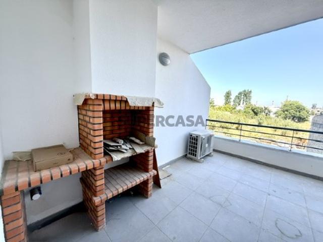 ApartamentoT1 Duplex com Terraço, Varandas, Parqueamento e Arrecadação Condomínio Jardins da Ladeira, Seixal