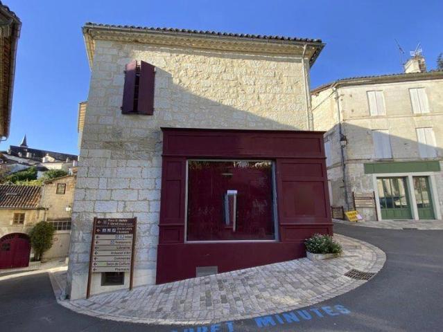 Apartement de 2 chambres avec rdc à usage commercial et gara. 78m² Aubeterre sur Dronne