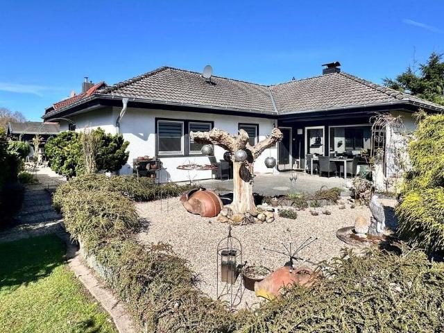 Aparter Walmdachbungalow mit zwei Garagen sowie traumhaft angelegtem Gartengrundstück in Bad Zwischenahn Petersfehn nahe Oldenburg