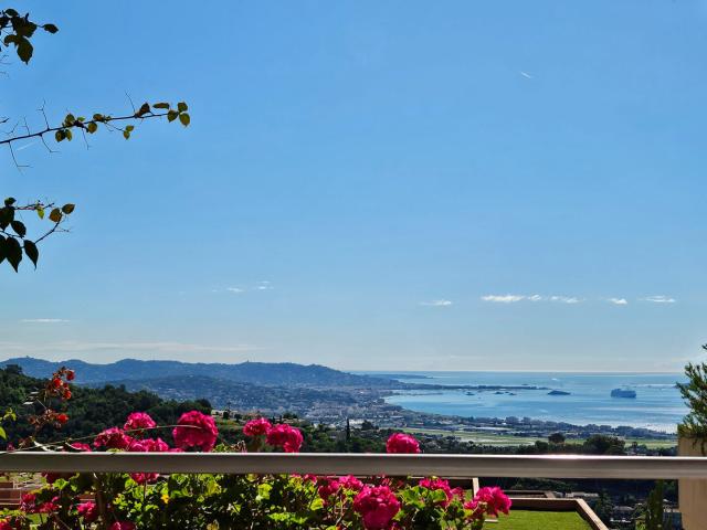 Appartement 132 m2 vue mer dans domaine gardé avec piscine