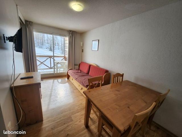 Appt 1 chambre séparée + Alcôve fermée lits superposés