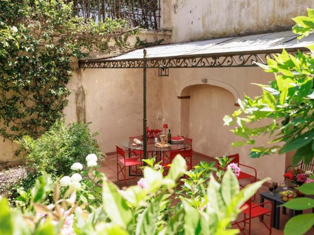 App_Az Elegant Apartment with Garden and Parking Space in the Center of Florence