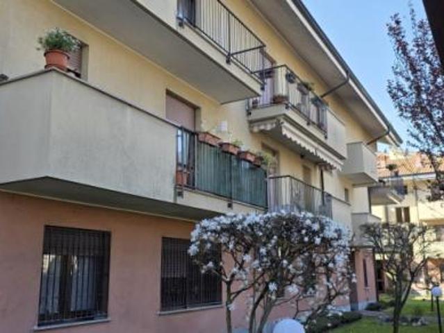 Appartamento 120 mq con locale mansarda, box e cantina in Vendita a Nova Milanese