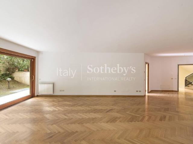 Appartamento con giardino e piscina condominiale