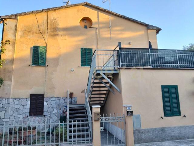 Appartamento con giardino in largo centurie 26, Roccastrada