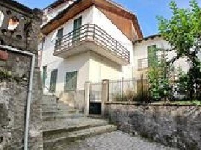 Appartamento con giardino in via al castello 12, Calizzano