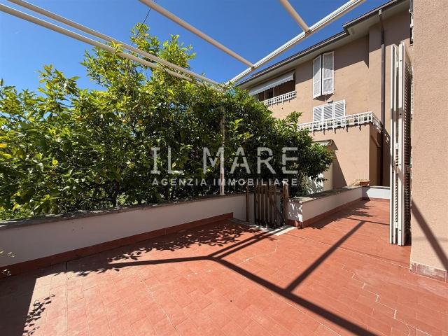 Appartamento con terrazzo, Massa marina di