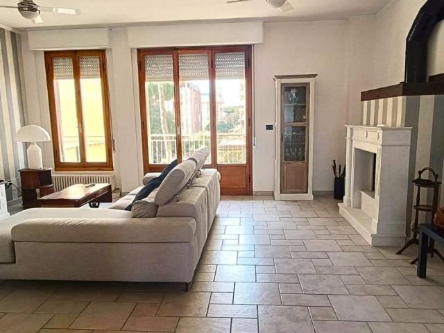 Appartamento con terrazzo, Massa marina di