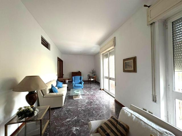 Appartamento con terrazzo, Massa centro