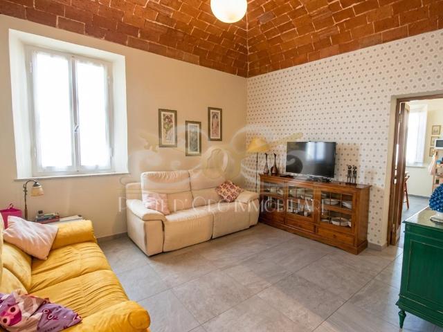 Appartamento con terrazzo a Cascina