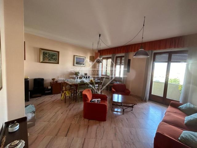 Appartamento con terrazzo a Massa