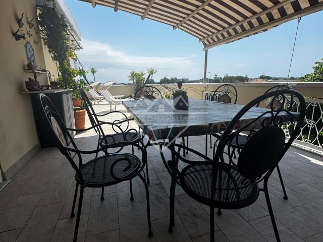 Appartamento con terrazzo, Carrara avenza