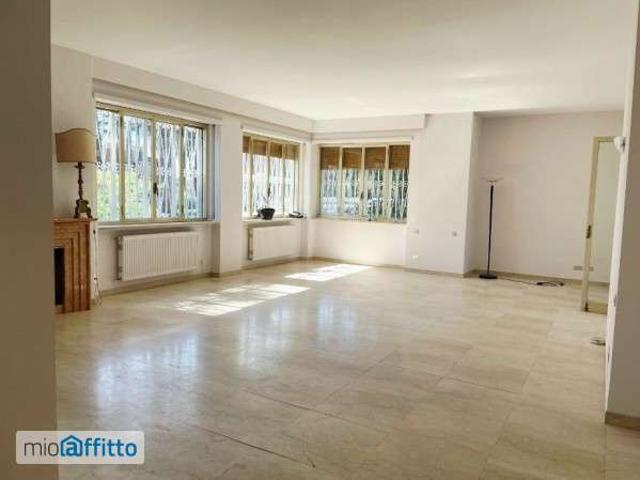 Appartamento con terrazzo e piscina
