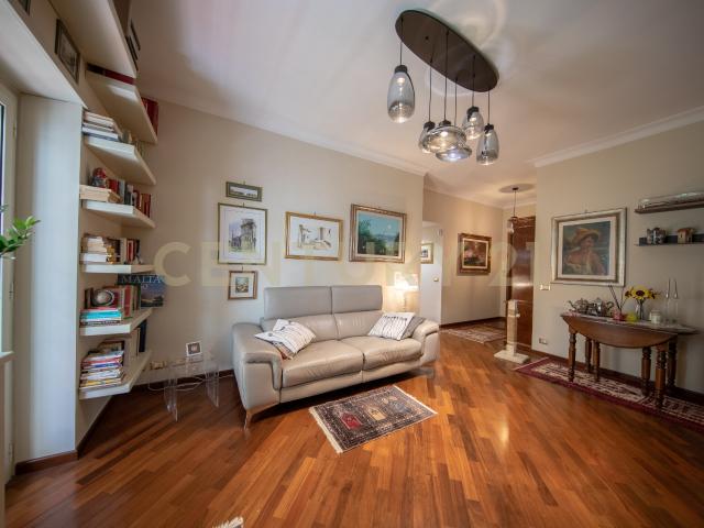 Appartamento con terrazzo in via vacuna 111, Roma