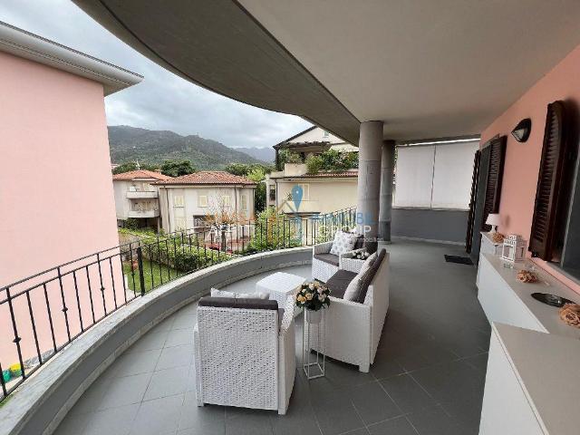 Appartamento con terrazzo in via canaletto 31, Massa
