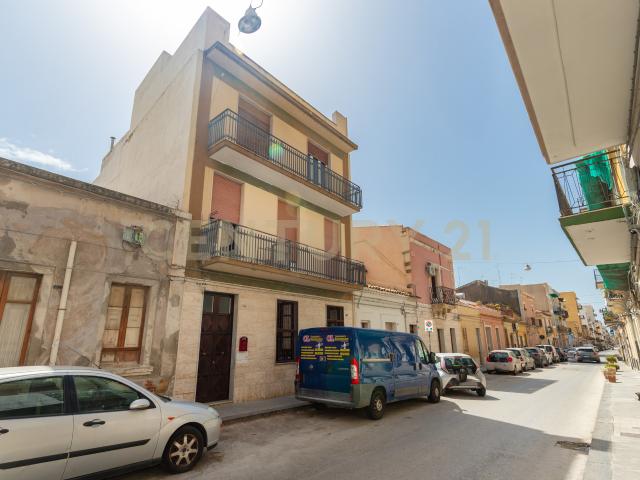 Appartamento con terrazzo in via epicarmo 196, Augusta