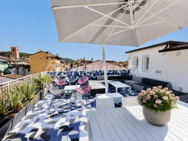 Appartamento con terrazzo, Pietrasanta centro storico