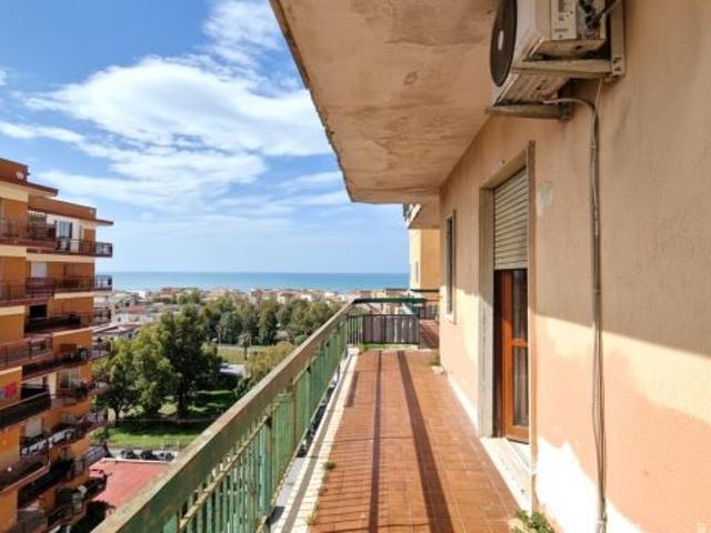 APPARTAMENTO CON VISTA MARE IN PIENO CENTRO VIA RAZZINO MONDRAGONE V3284