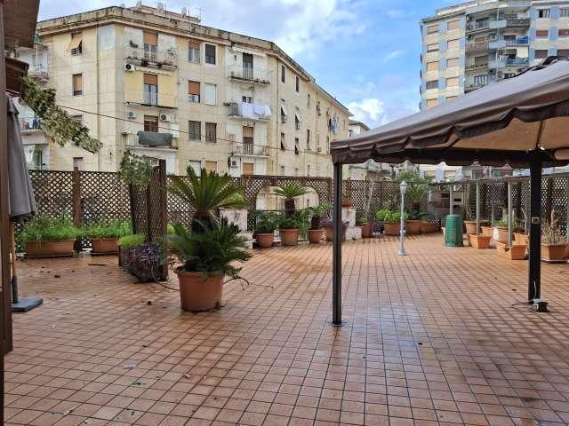 Appartamento con 4 camere da letto in affitto a Mercato, Napoli