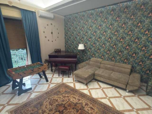 Appartamento con 5 camere da letto in affitto a San Lorenzo, Napoli