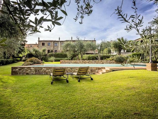 Appartamento al piano secondo di complesso residenziale con piscina in vendita a Lajatico