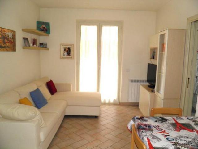 Appartamento al piano terra in zona tranquilla e nuova di Massarosa composto da: ingresso soggiorno con cucinotta,bagno con doccia,camera matrimoni
