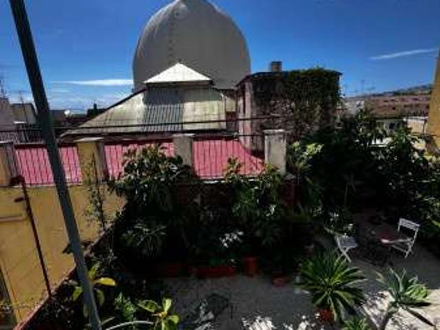 Appartamento arredato con terrazzo Chiaia