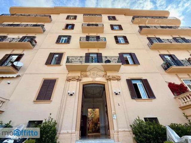 Appartamento arredato con terrazzo Chiaia