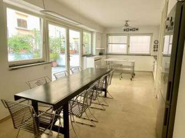 Appartamento arredato con terrazzo Chiaia