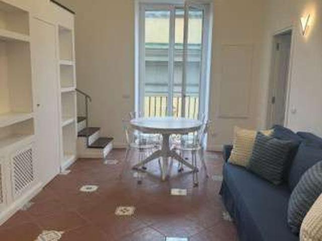 Appartamento arredato con terrazzo Chiaia