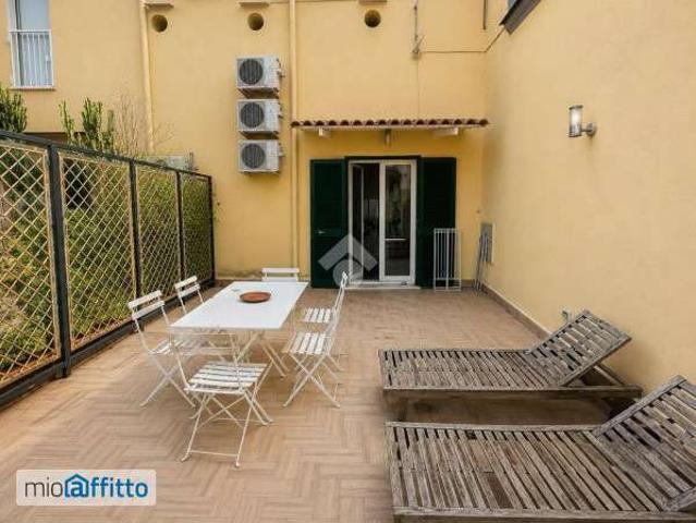 Appartamento arredato con terrazzo Chiaia