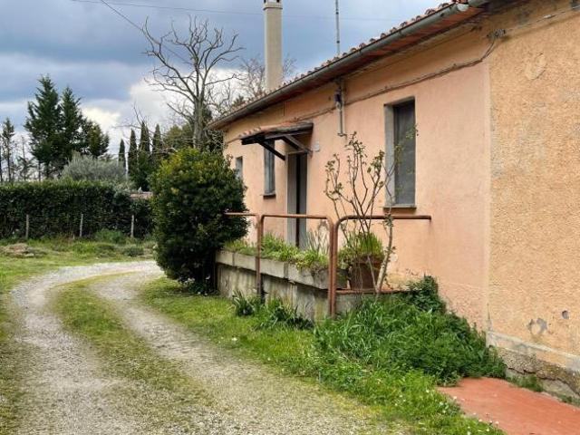 Appartamento da ristrutturare con annesso magazzino piano terra In posizione tranquilla e comoda, proponiamo in vendita un appartamento di circa 6