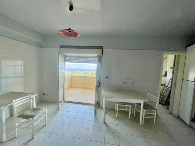 Appartamento da ristrutturare in strada villaggio arghillà, Reggio Calabria