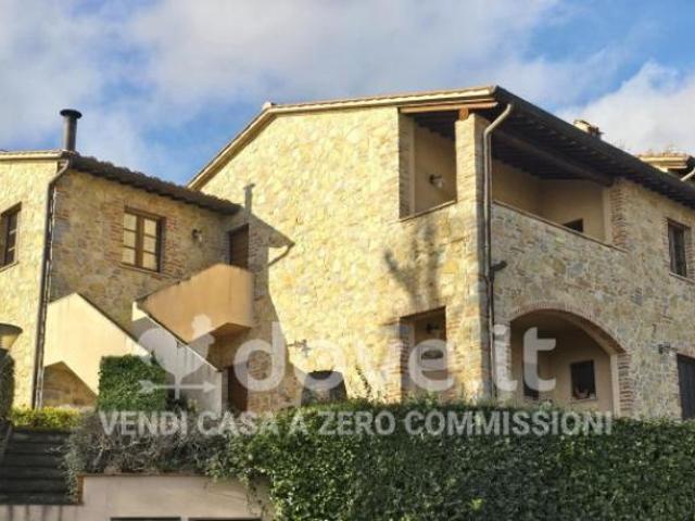 Appartamento di 100 m con 3 locali e box auto in vendita a Cetona