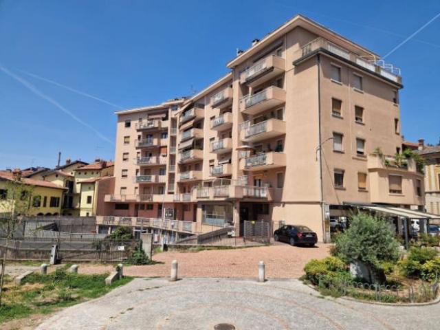 Appartamento di 100 m con 3 locali e box auto in vendita a Varese