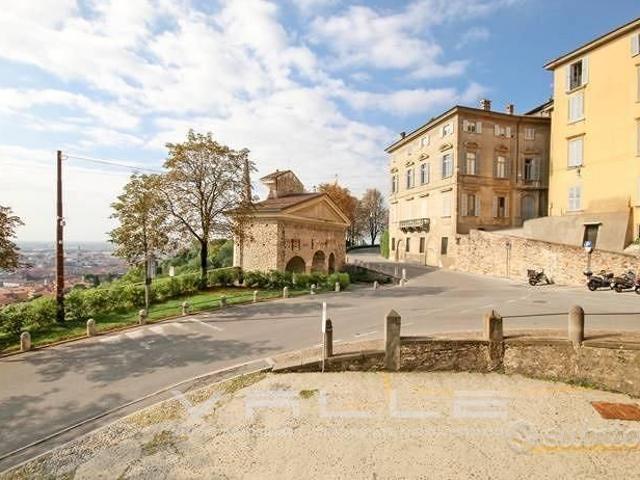 Appartamento di 130 m² con 3 locali e posto auto a