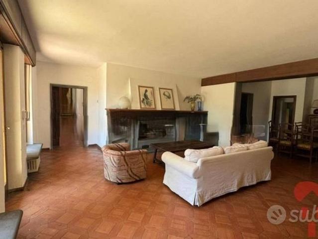 Appartamento di 140 m² con 5 locali e box auto a F
