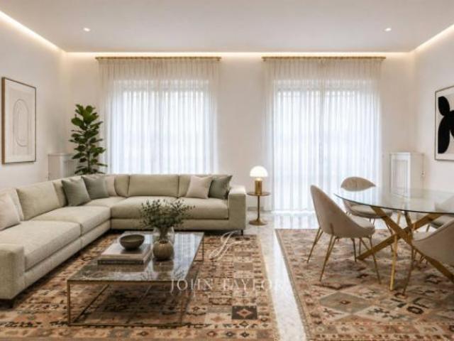Appartamento di 140 m con 5 locali e box auto in vendita a Milano