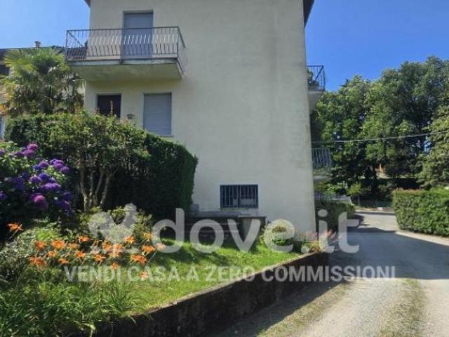 Appartamento di 150 m con 4 locali e box auto in vendita a Laveno Mombello
