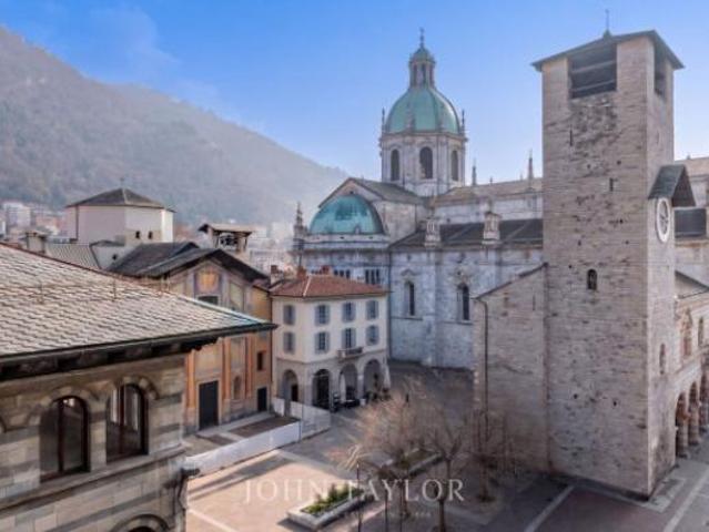 Appartamento di 160 m con 5 locali in vendita a Como
