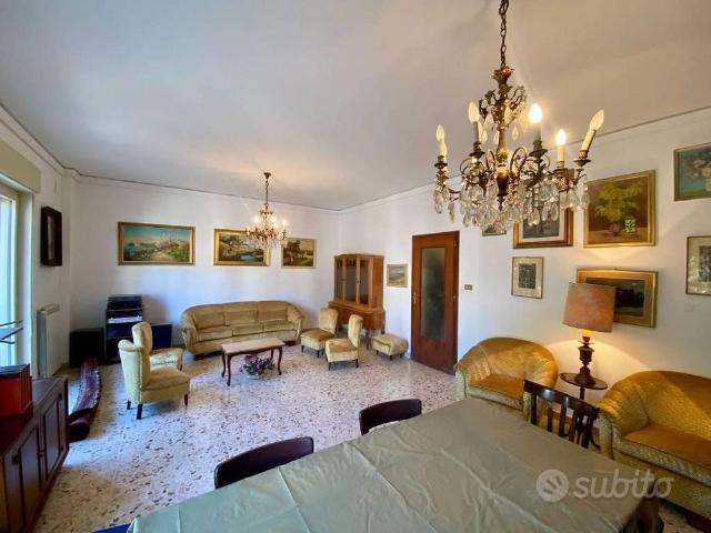 Appartamento di 180 m² con più di 5 locali a Catan
