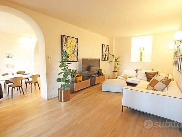 Appartamento di 250 m² con più di 5 locali e box a