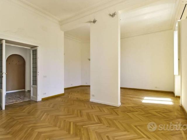 Appartamento di 250 m² con più di 5 locali e box a