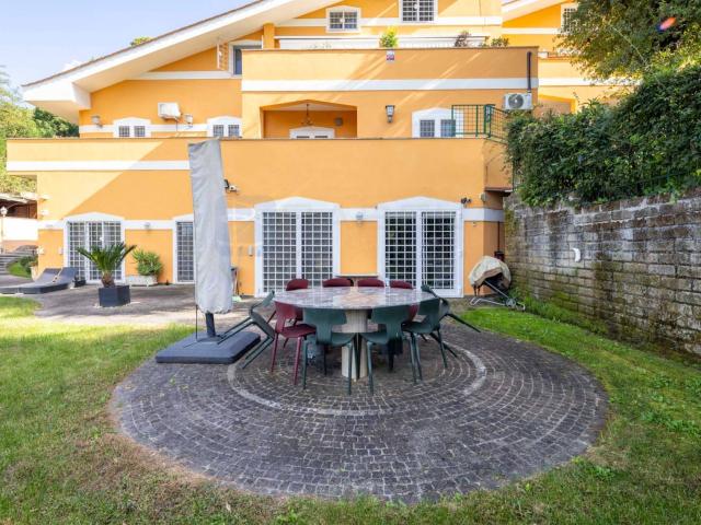 Appartamento di 252 mq a Roma