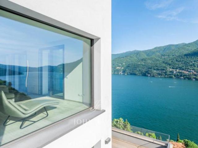 Appartamento di 385 m con 5 locali e box auto doppio in vendita a Carate Urio